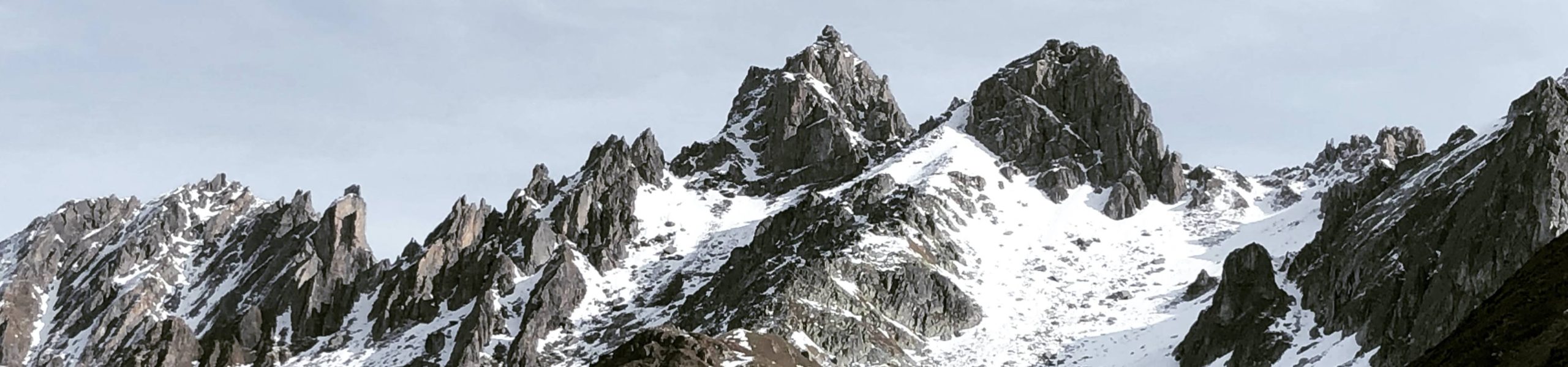Montanhas cobertas por neve nos Alpes franceses, na região de Saboia.