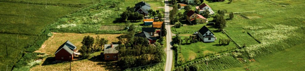 Imagem de várias casas em uma zona rural.