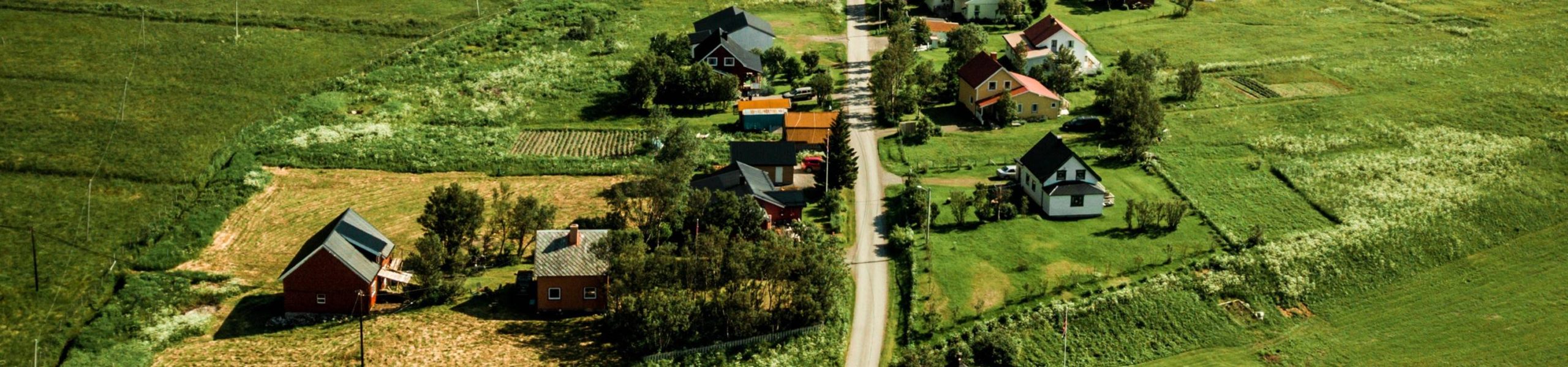 Imagem de várias casas em uma zona rural.