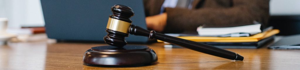 Imagem de um martelo, o malhete, um dos símbolos da justiça.