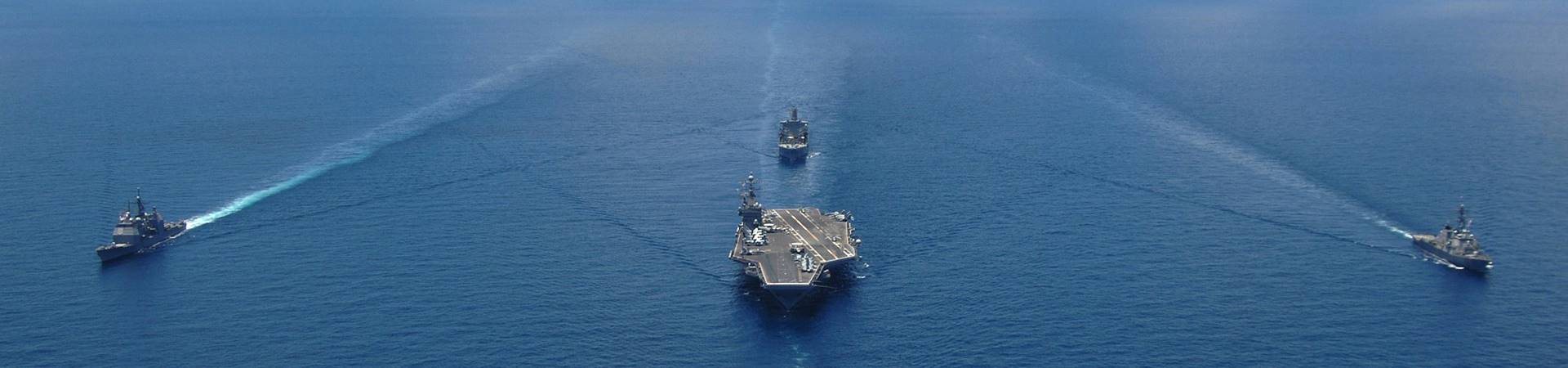 Imagem de três navios da marinha dos Estados Unidos.