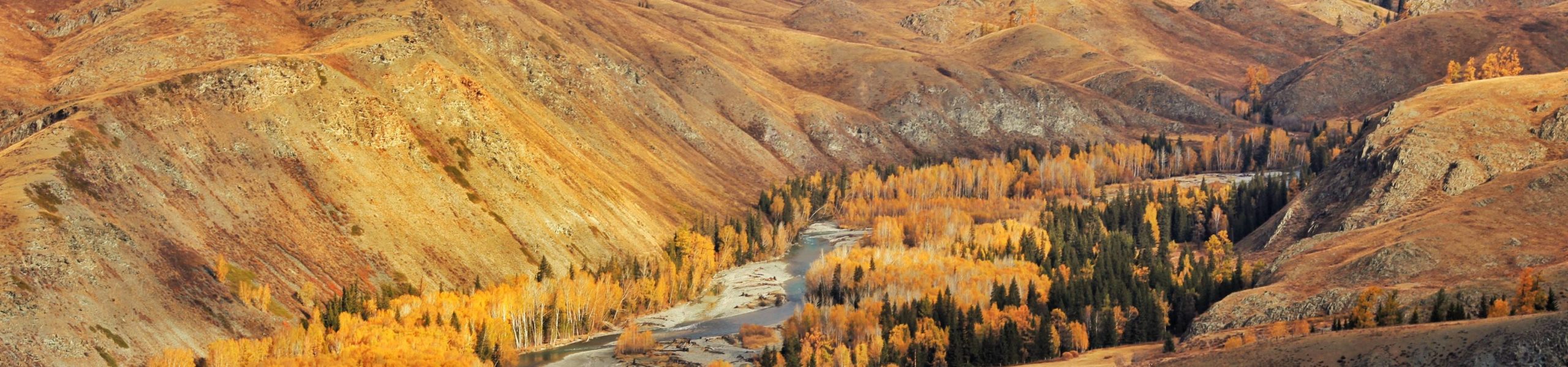 Trecho de rio em Altay, no noroeste da China