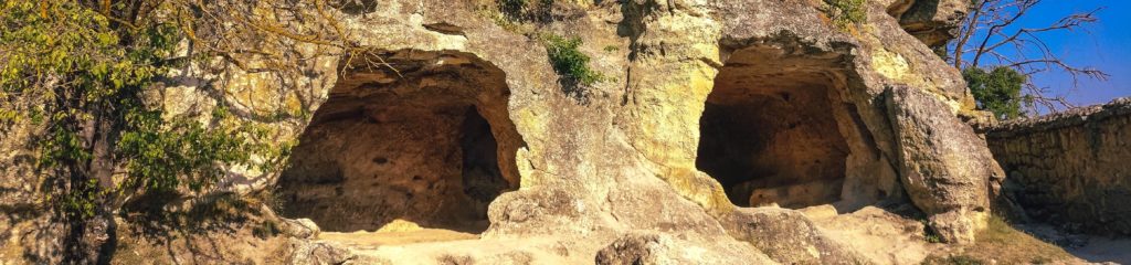 Cavernas da fortaleza medieval de Chufut-Kale, na Crimeia, Rússia.