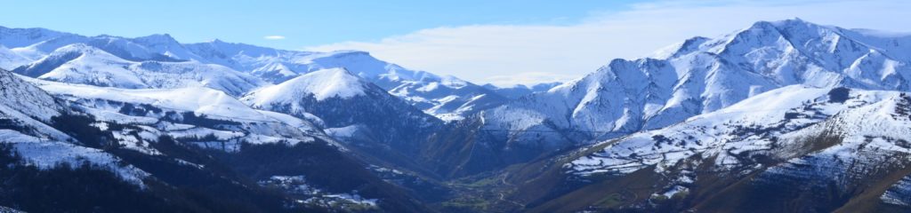 Vista de montanhas cobertas por neve próximo à localidade de Carmona, em Cantábria, Espanha