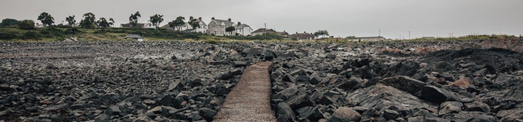 Caminho de pedras cercado por rochas de ardósia