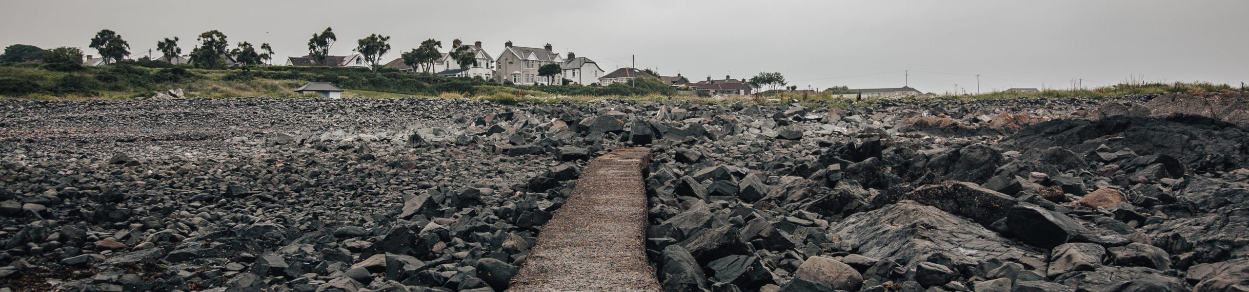 Caminho de pedras cercado por rochas de ardósia