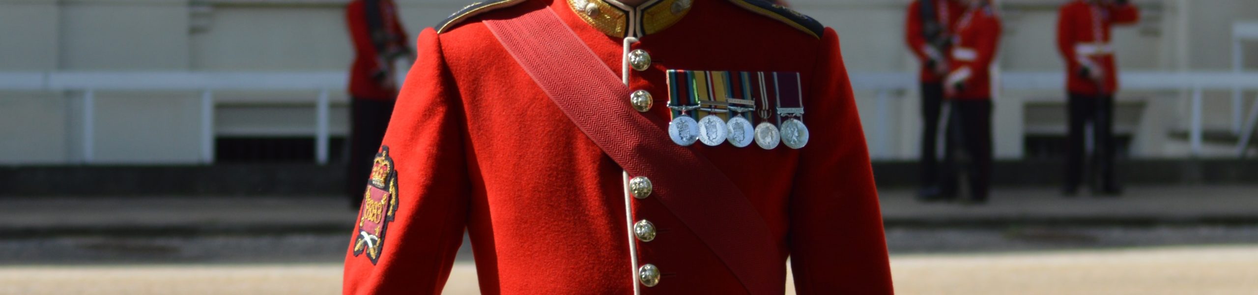 Medalhas no uniforme de um oficial de segurança