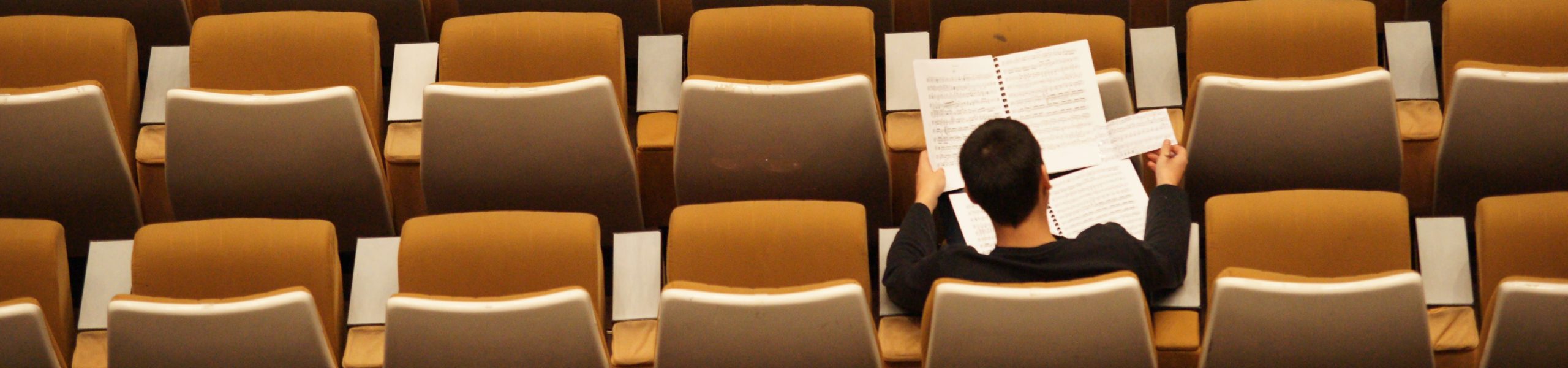 Homem lendo partituras musicais em Clermont-Ferrand, na França
