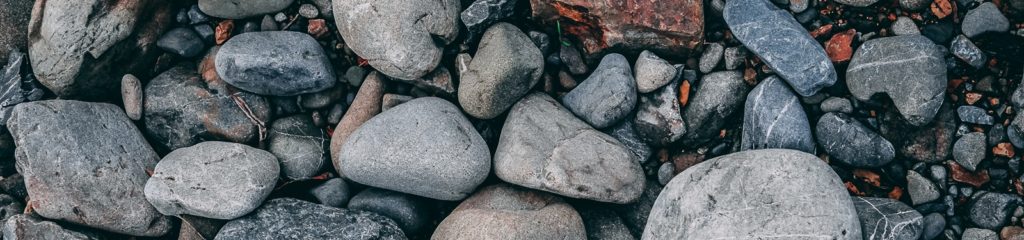 Várias rochas de coloração cinza na cidade de Upper Hutt, na Nova Zelândia