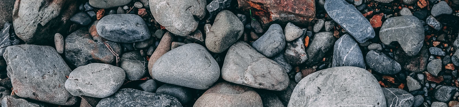 Várias rochas de coloração cinza na cidade de Upper Hutt, na Nova Zelândia