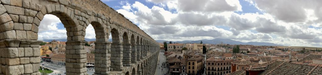 Aqueduto romano na cidade de Segóvia, na comunidade de Castela e Leão, Espanha