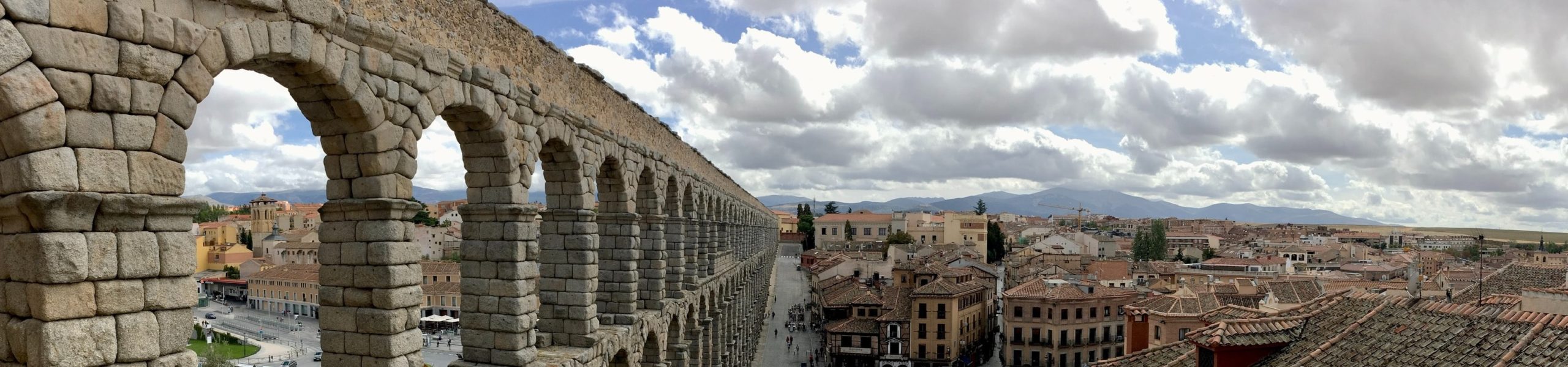 Aqueduto romano na cidade de Segóvia, na comunidade de Castela e Leão, Espanha
