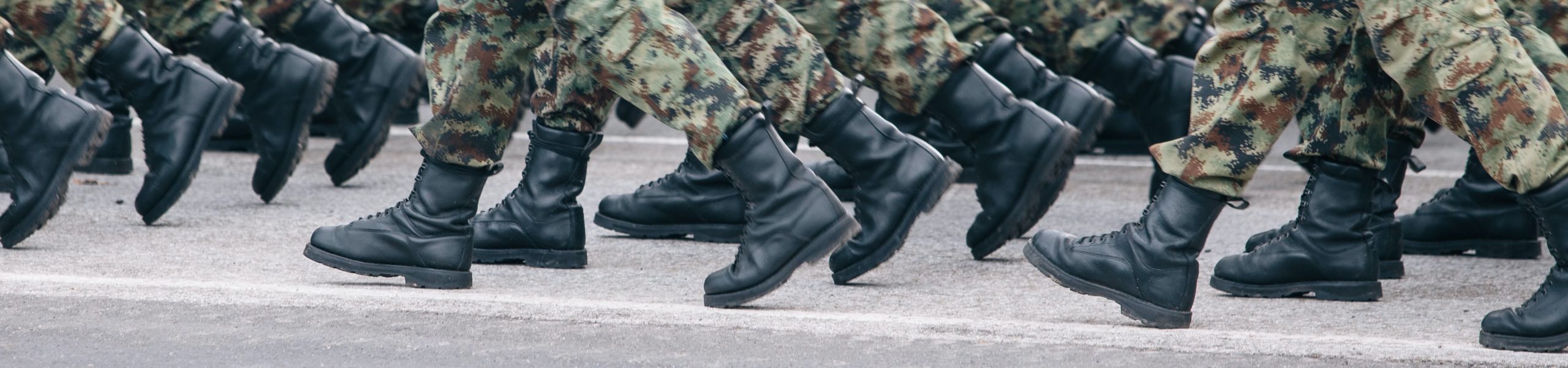 Detalhe das botas de soldados enquanto marcham