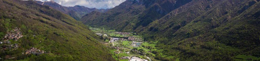 Vilarejo em um vale em Casargo, na Lombardia, Itália