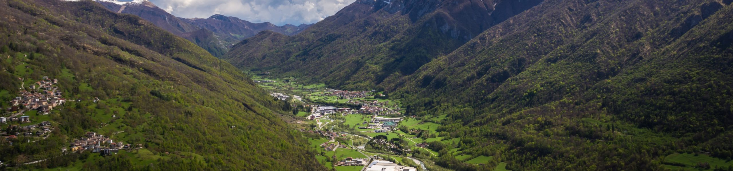 Vilarejo em um vale em Casargo, na Lombardia, Itália