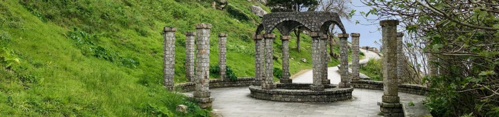 Colunas de pedra na cidade de Pontevedra, na Galícia, Espanha