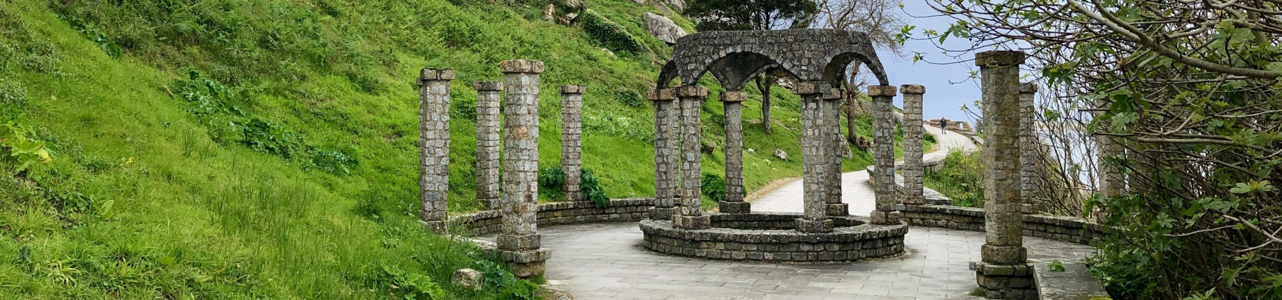 Colunas de pedra na cidade de Pontevedra, na Galícia, Espanha
