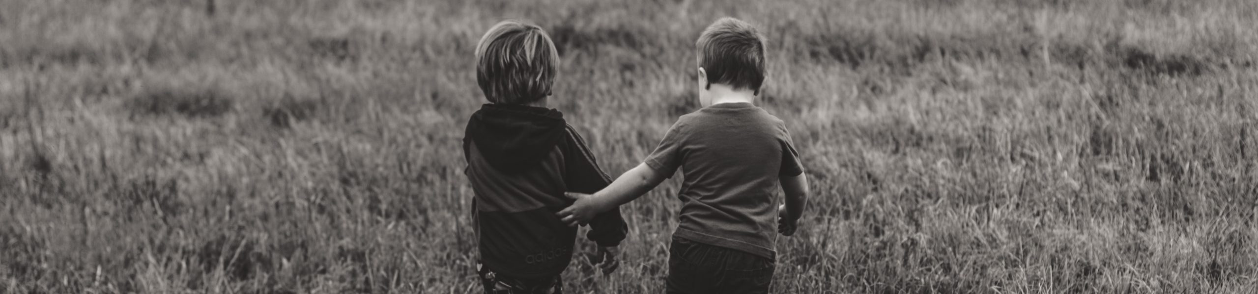 Dois meninos caminhando sobre um campo em Idaho, Estados Unidos