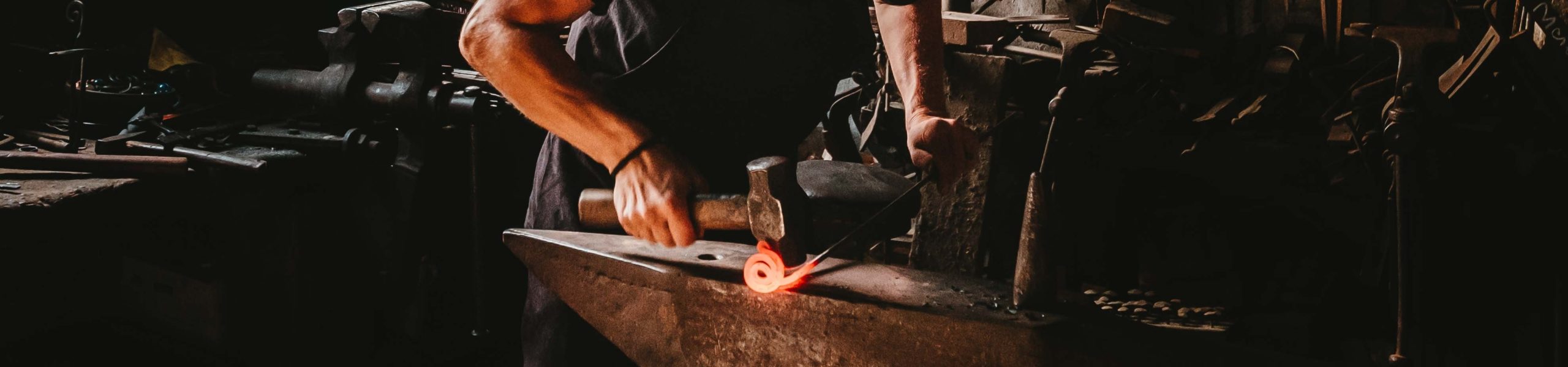 Um ferreiro trabalhando com ferro em Detmold, na Alemanha