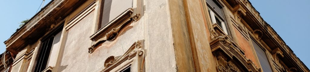 Fachada de um prédio em Roma, Itália