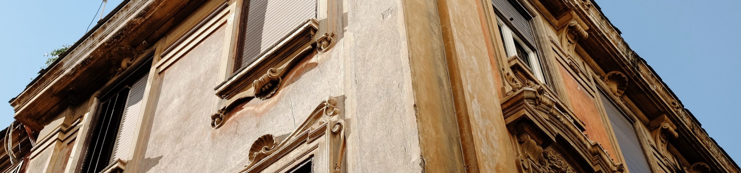 Fachada de um prédio em Roma, Itália