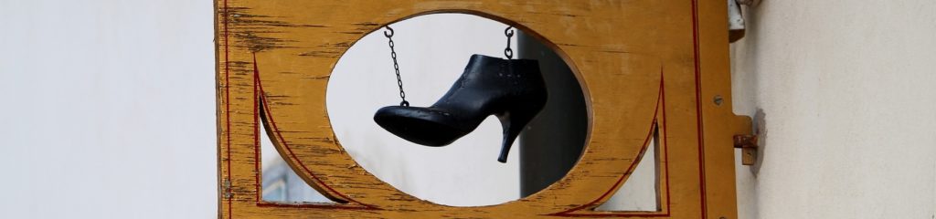 Placa na entrada de uma sapataria