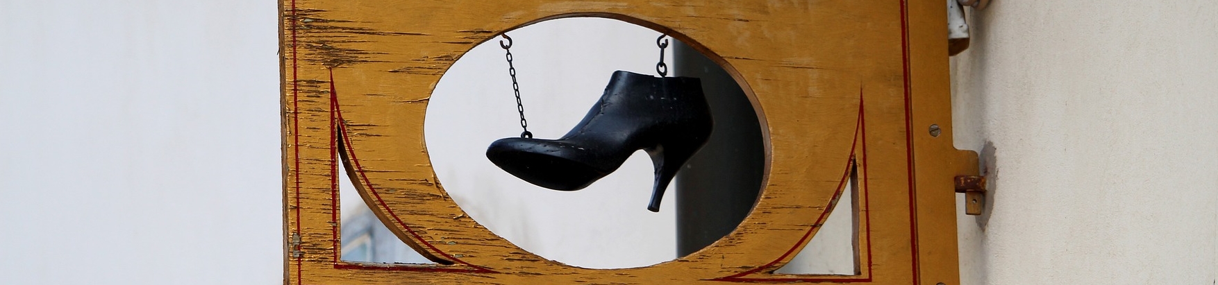 Placa na entrada de uma sapataria