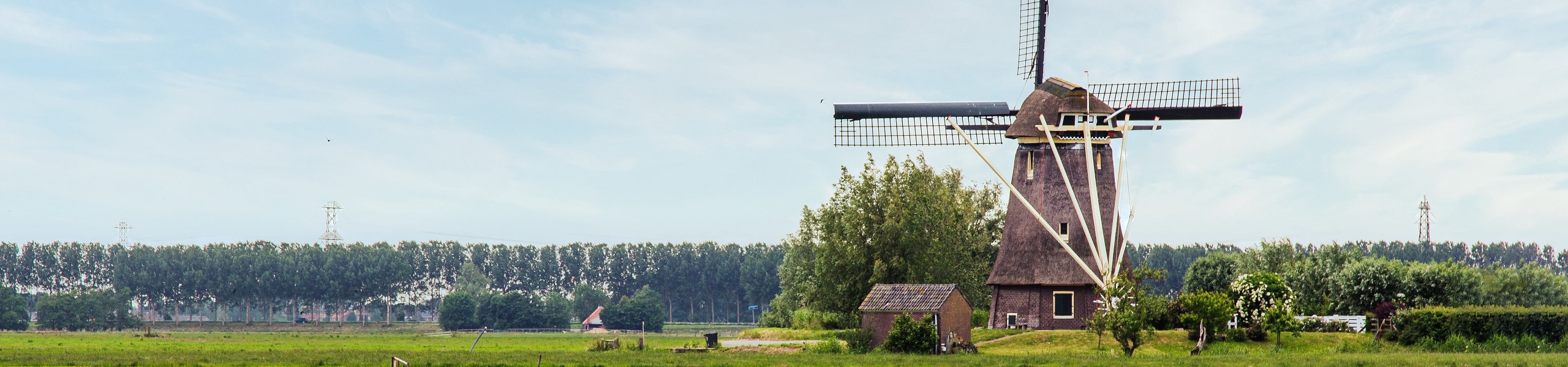 Moinho de vento em um campo na Holanda