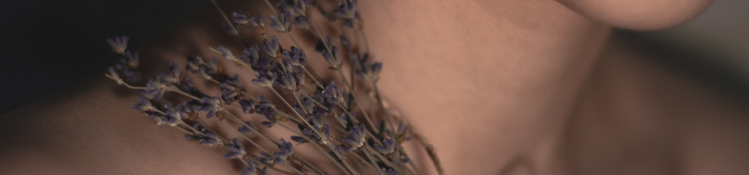 Detalhe do pescoço de uma mulher