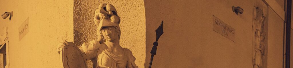 Estátua de um soldado com uma lança e escudo em Budapeste, Hungria