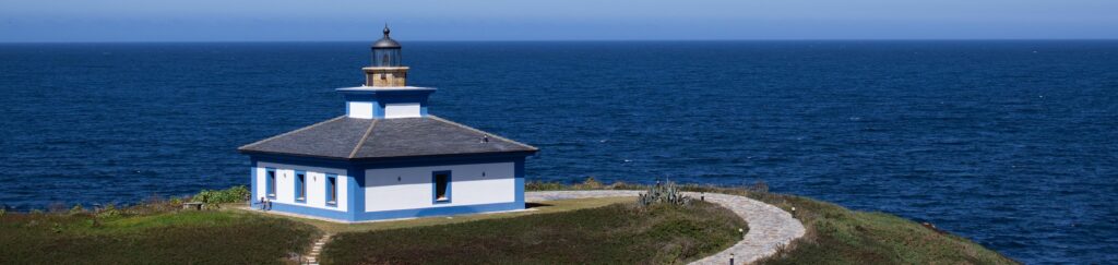 Farol na Isla Pancha, em Ribadeo, província de Lugo, Espanha