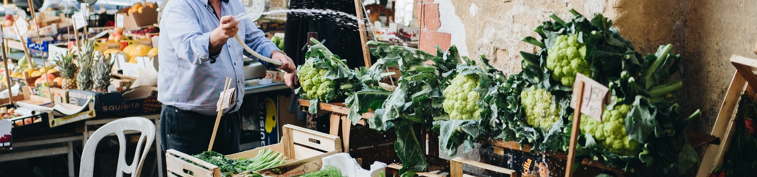 Vendedor de hortaliças em Palermo, Itália