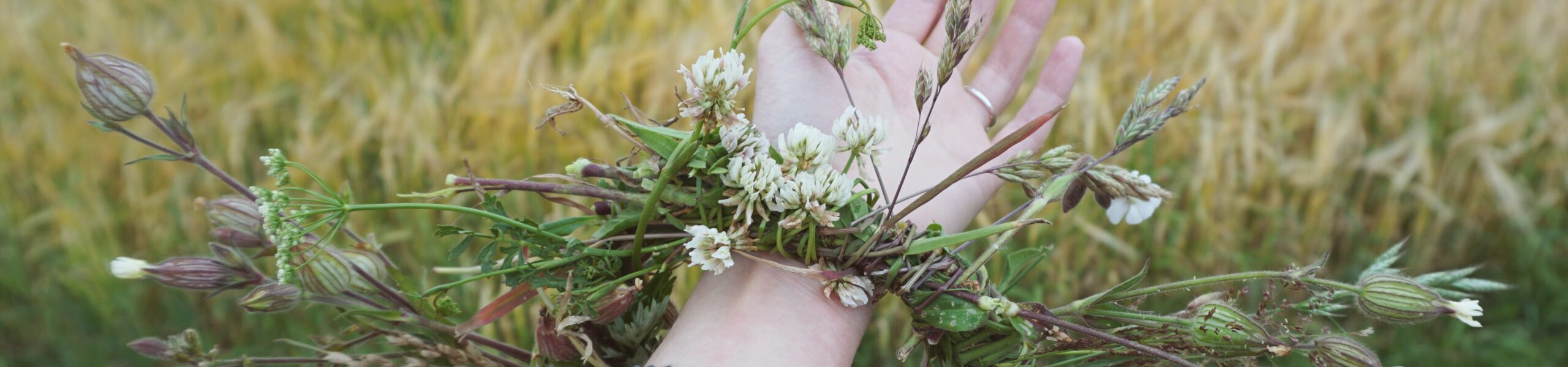 Guirlanda de flores enrolada em um braço