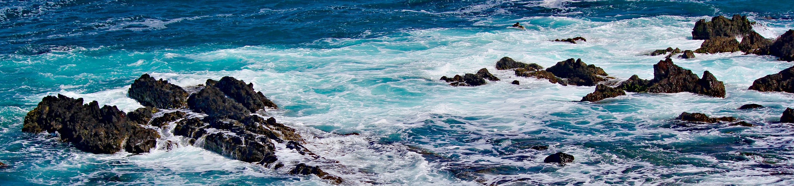 Rochas no mar de Tenerife, nas Ilhas Canárias, Espanha