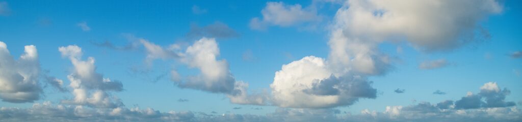 Céu azul com algumas nuvens