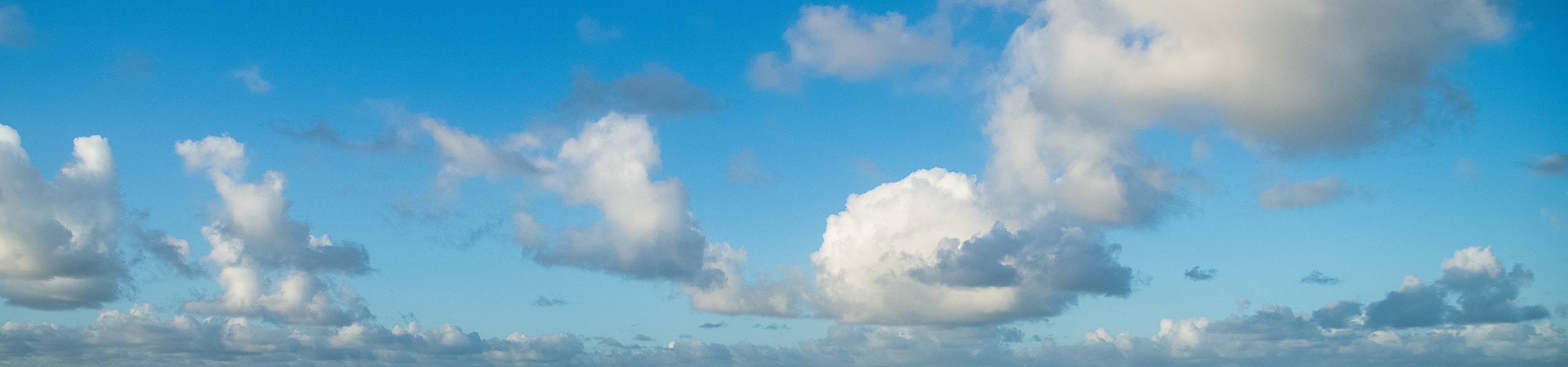Céu azul com algumas nuvens