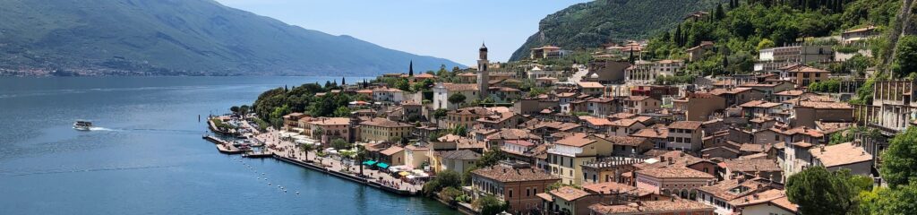 Comuna italiana de Limone sul Garda, em Bréscia, Lombardia, Itália