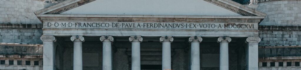 Fachada da Basílica de São Francisco de Paula, em Nápoles, Itália
