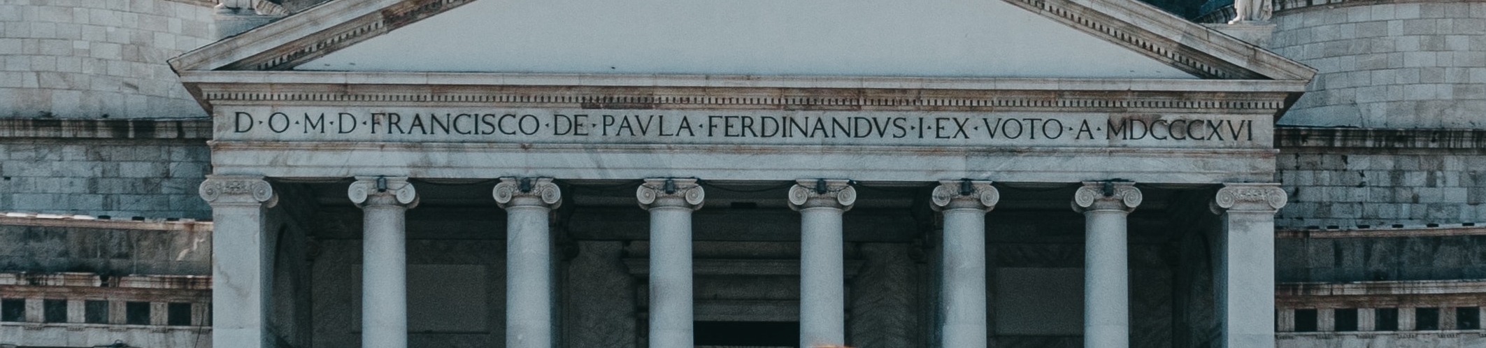 Fachada da Basílica de São Francisco de Paula, em Nápoles, Itália