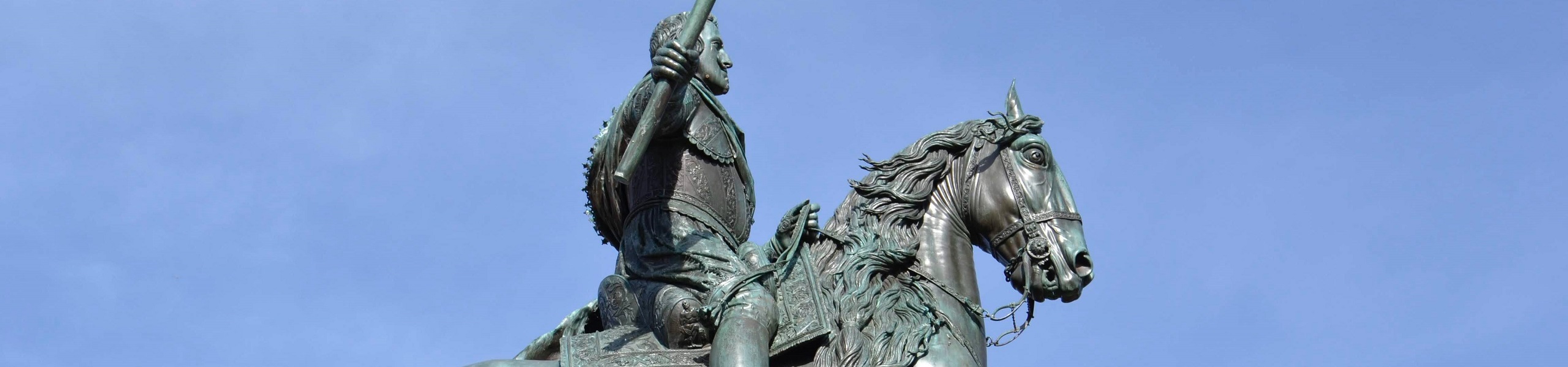 Estátua de um homem montado em um cavalo