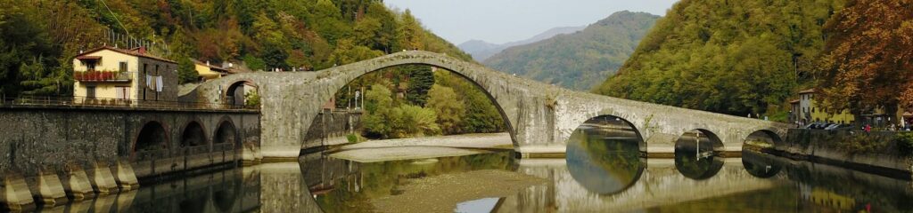 Ponte sobre o rio Serchio, em Borgo a Mozzano, Itália