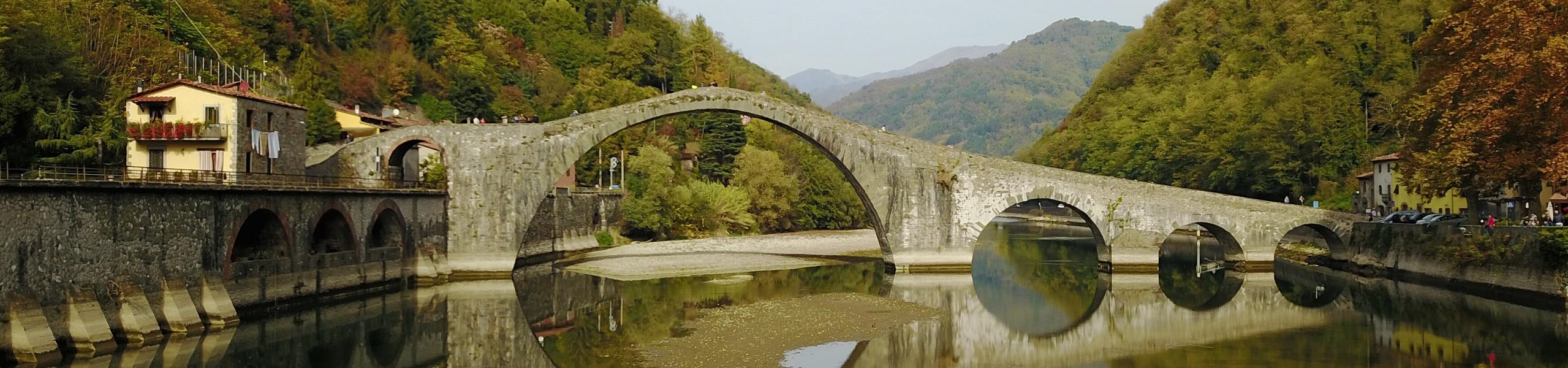 Ponte sobre o rio Serchio, em Borgo a Mozzano, Itália