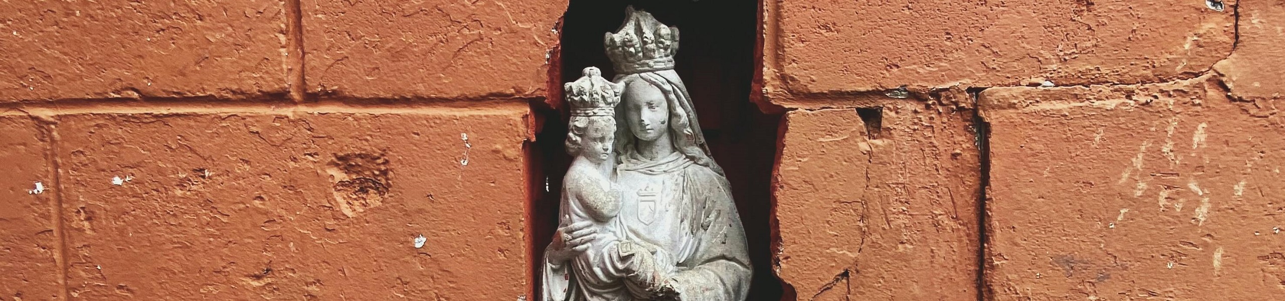 Imagem da Virgem Maria em uma parede na cidade de Camden, Nova Jérsei, Estados Unidos