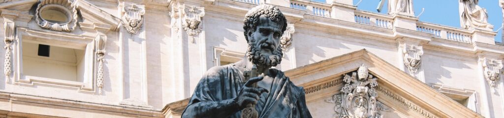 Escultura de São Pedro em frente à Basílica de São Pedro, no Vaticano